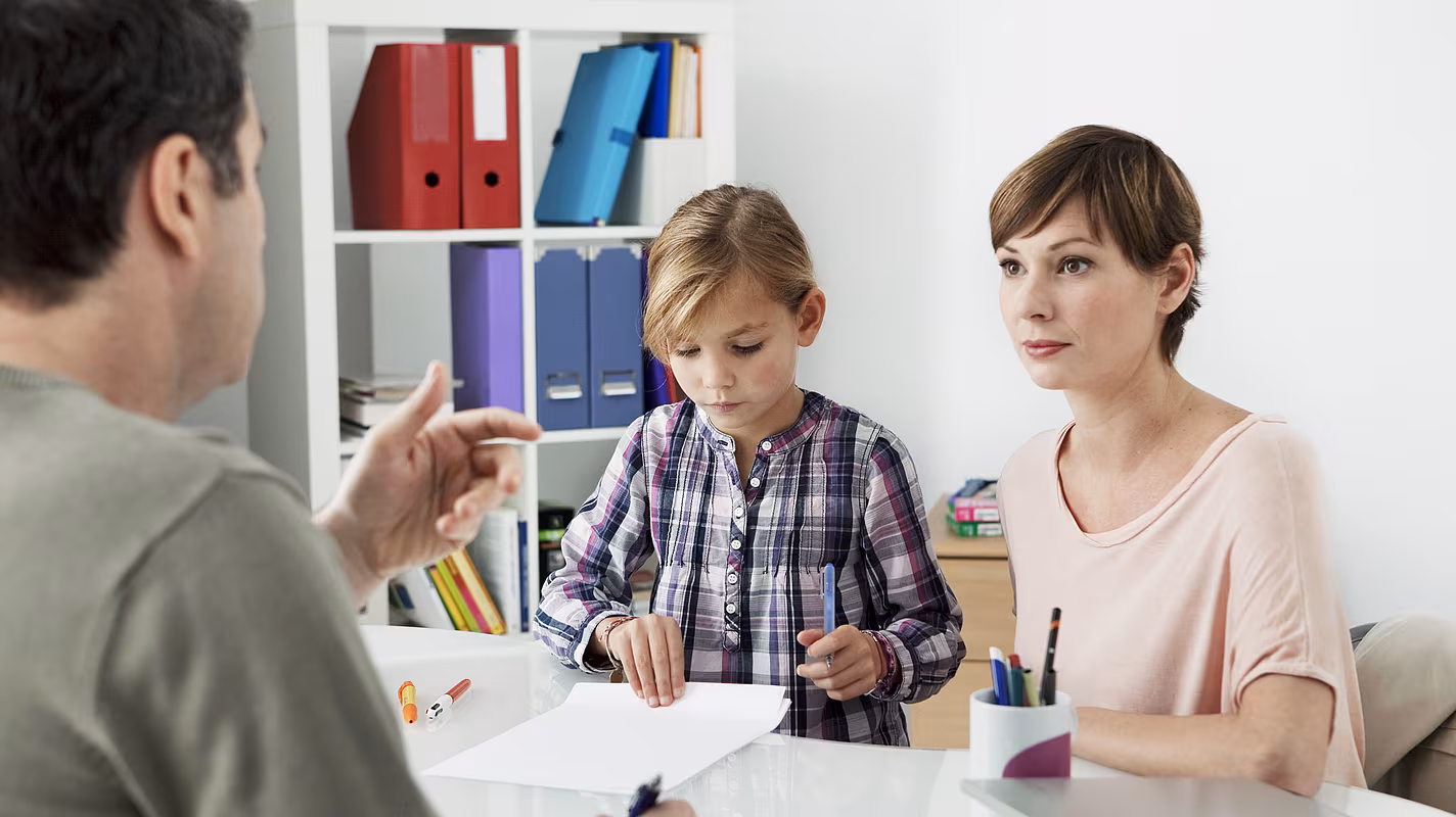 Im Beratungsgespräch informiert die Institutsleitung im LOS die Eltern über den Leistungsstand ihres Kindes. Im Beratungsgespräch informiert die Institutsleitung im LOS die Eltern über den Leistungsstand ihres Kindes.