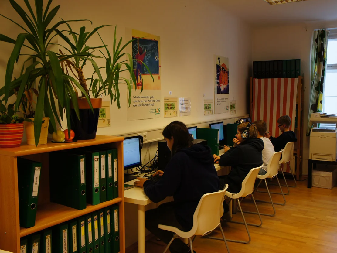 LOS-Schülerinnen und -Schüler üben am PC. Unterrichtsraum 2