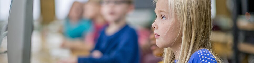 Kinder im LOS testen am PC ihre Lese- und Rechtschreibkenntnisse.