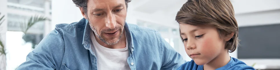 Wenn Eltern beobachten, dass ihr Kind beim Rechnen besonders angestrengt wirkt, kann eine Rechenstörung dahinterstecken. Wenn Eltern beobachten, dass ihr Kind beim Rechnen besonders angestrengt wirkt, kann eine Rechenstörung dahinterstecken.