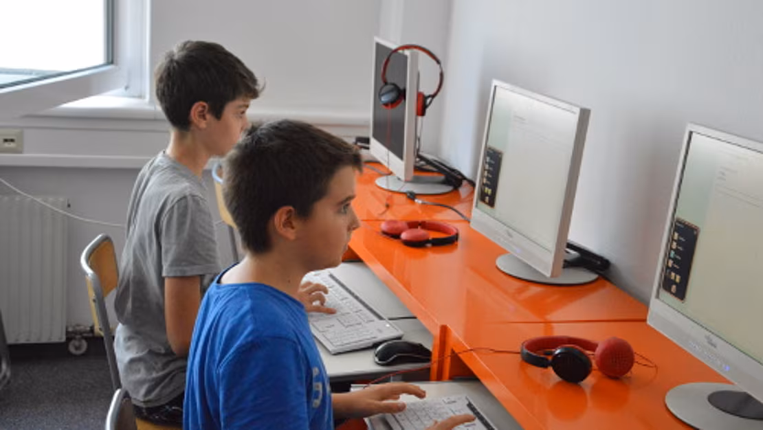 02 Schüler arbeiten am PC im LOS Wien 10