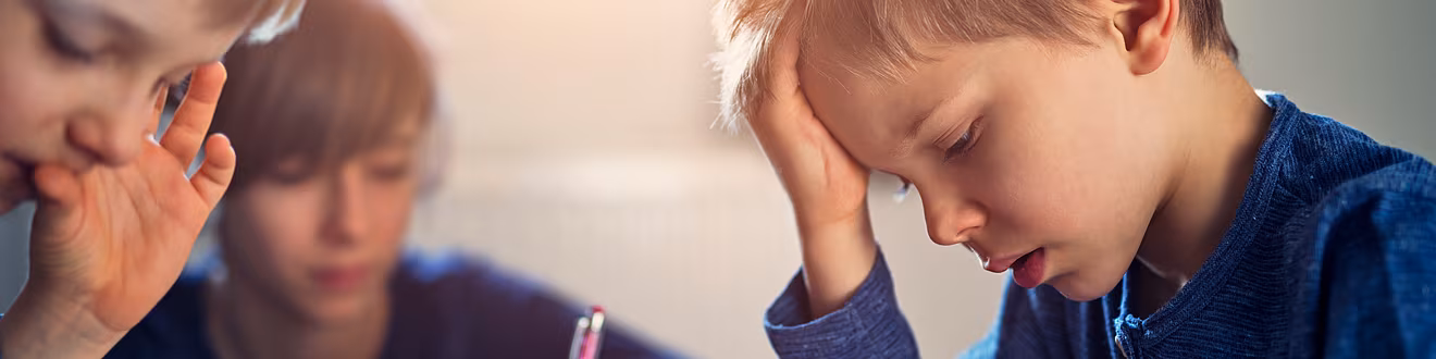 Kinder im LOS arbeiten mit speziell für LRS entwickelten Übungsmaterialien.