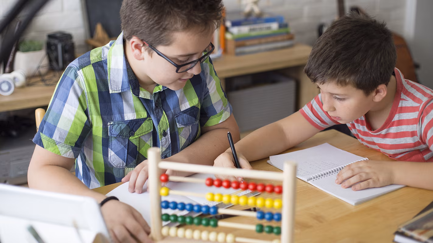 01_jungen_mit_rechenschieber