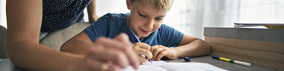 Kinder im LOS lernen mit speziellen Materialien und Förderprogrammen.