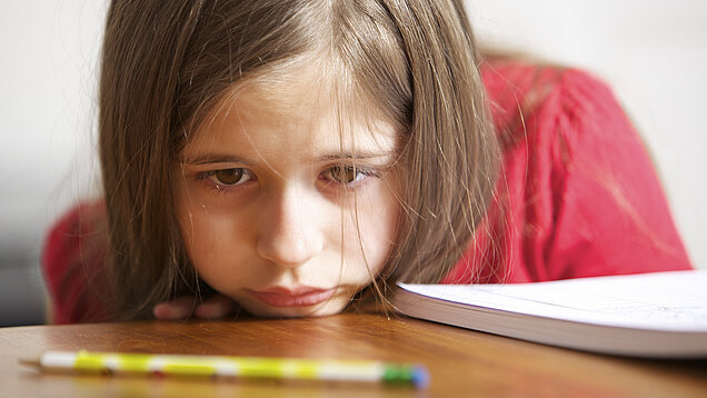 "ADHS-Kinder" oder auch "ADS-Kinder" haben meist Konzentrationsprobleme und lassen sich leicht ablenken.