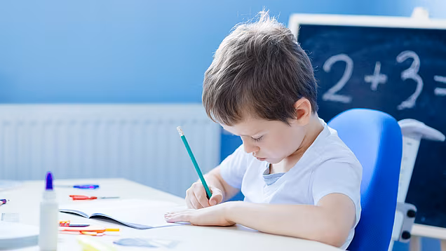 02_junge_macht_matheaufgaben_01