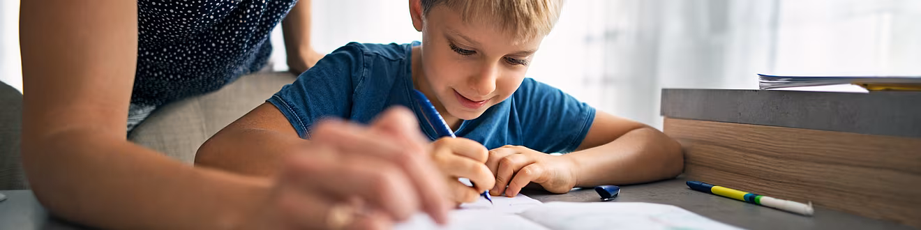 Kinder im LOS lernen mit speziellen Materialien und Förderprogrammen.