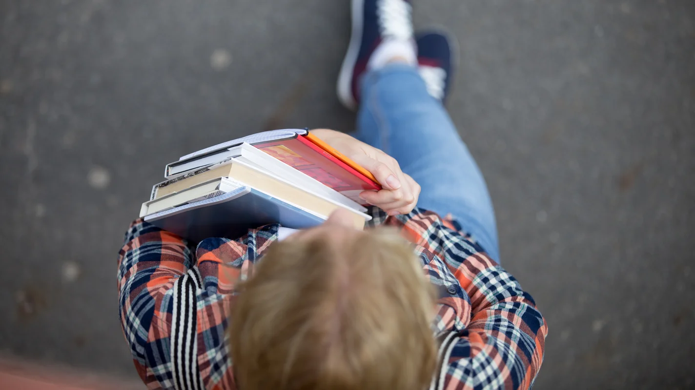 01_junge_mit_buechern