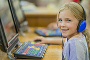 Online lernen in Deutsch und Englisch können Kinder im LOS vor Ort.