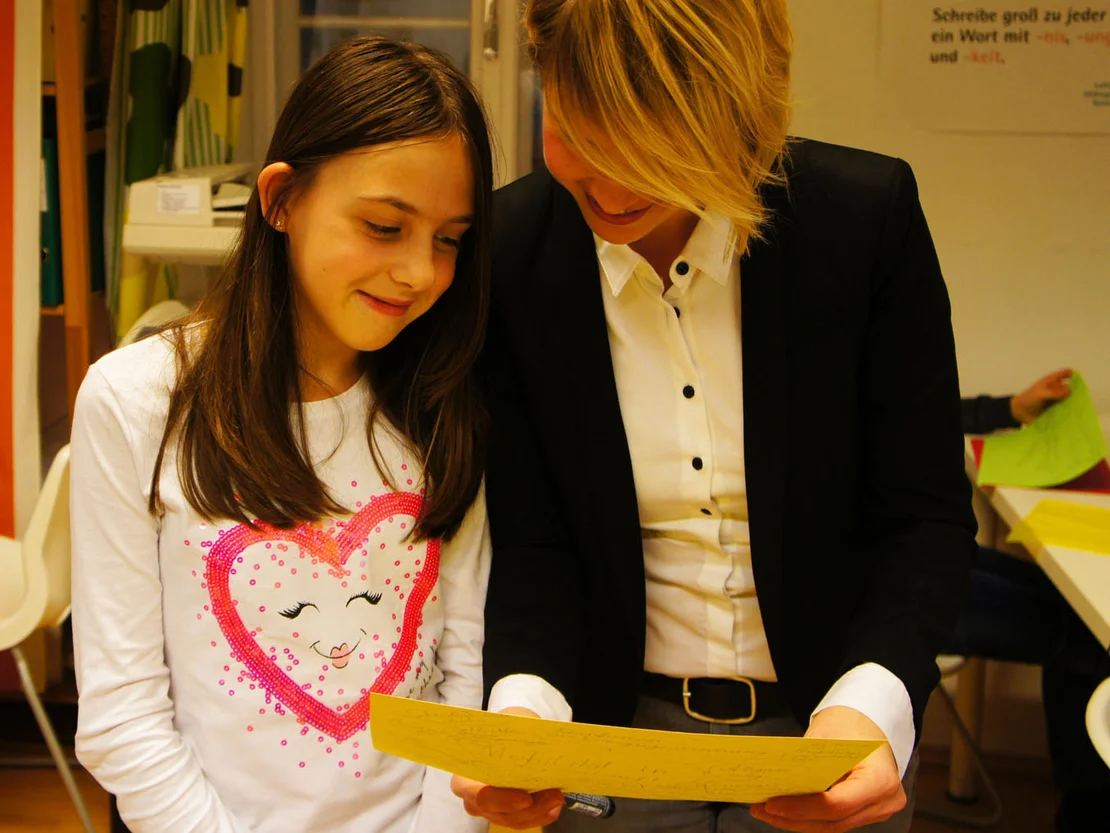 Katharina Marth mit einer LOS-Schülerin Weltretter