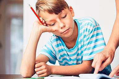 Eine Lernschwäche kann sich u. a. durch Probleme beim Lesen, Schreiben und Rechnen zeigen.