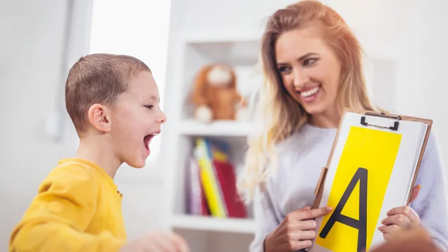 Ausgebildete Lehrkräfte helfen im LOS Kindern ab der ersten Klasse im Lesen und Schreiben.