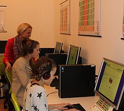 Mädchen im PC-Raum