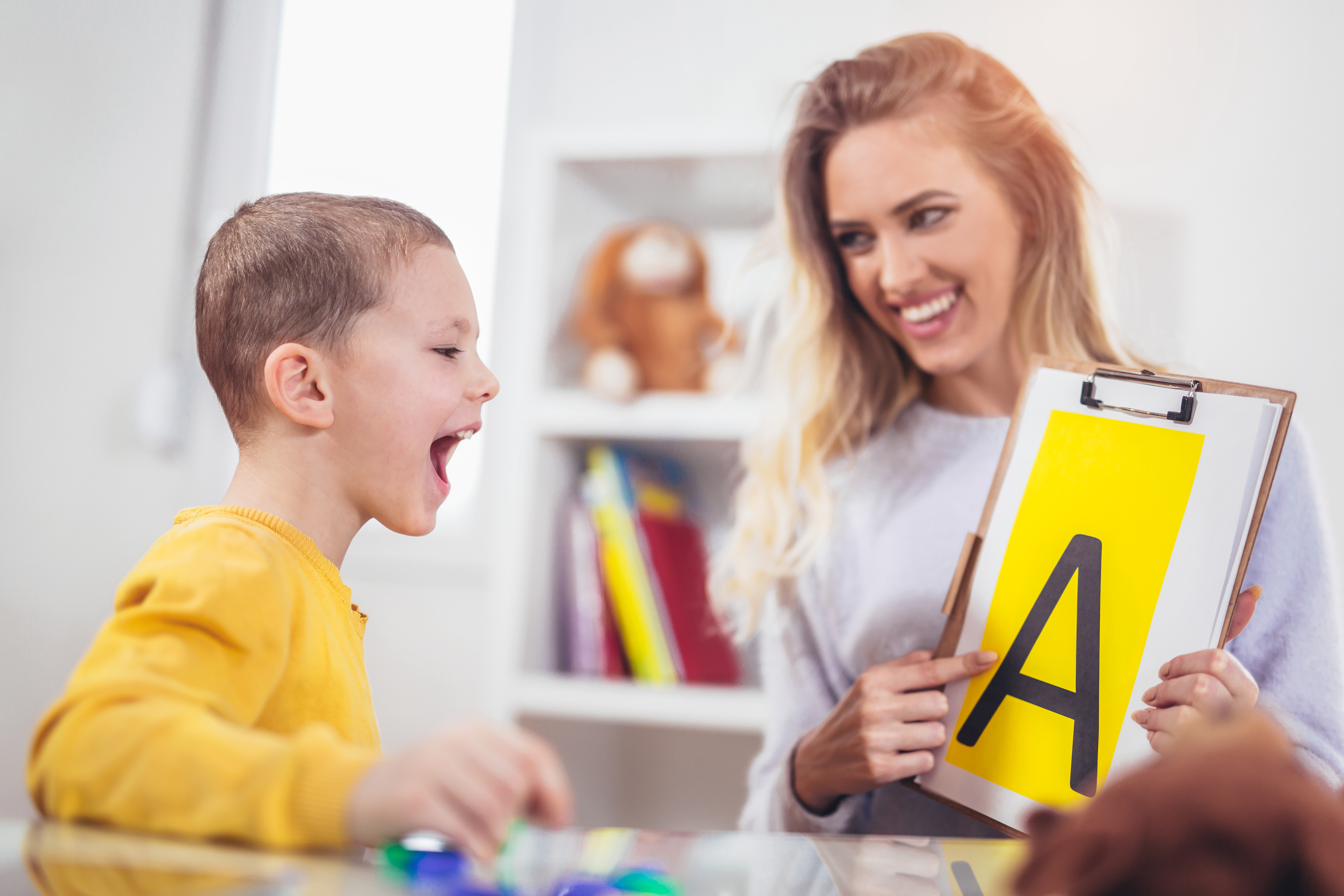 Ausgebildete Lehrkräfte helfen im LOS Kindern ab der ersten Klasse im Lesen und Schreiben. Ausgebildete Lehrkräfte helfen im LOS Kindern ab der ersten Klasse im Lesen und Schreiben.